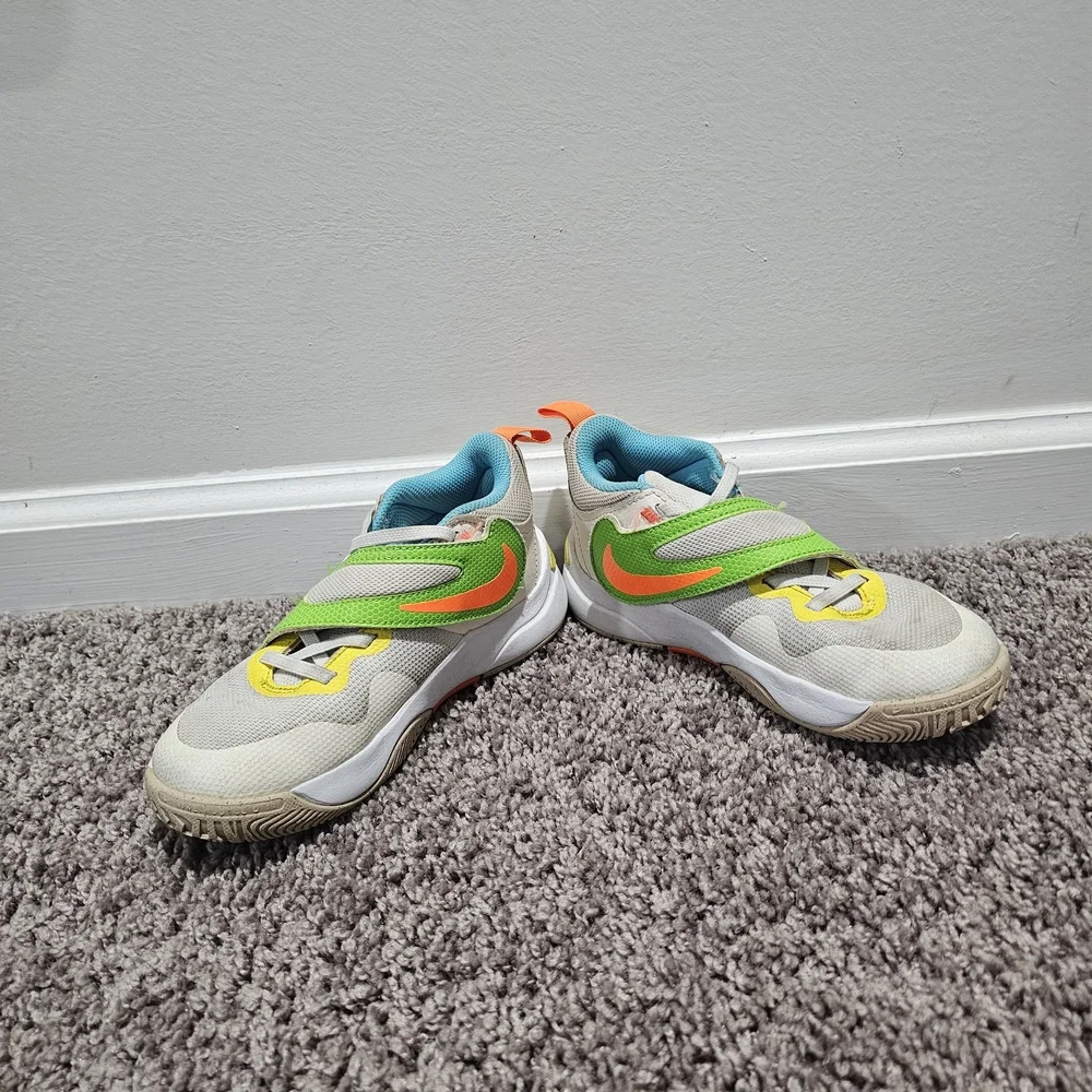 Nike Youth Team Hustle Low Pale Ivory Action Green Shoes